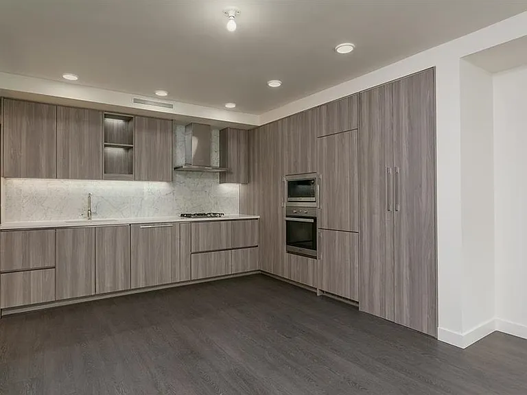 455 SW Marine Dr #707 — Photo 2