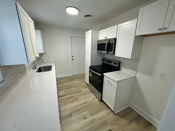 3rd image of 921 Omaha St