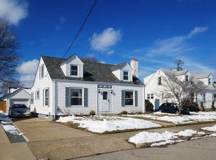 183 Edgemere Rd, Pawtucket, RI 02861