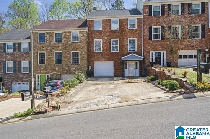3 bed, 2.5 bath, 1850 sqft, $2,500 — Photo 2