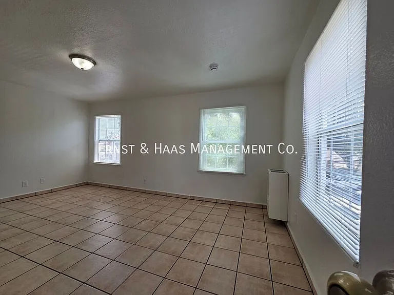 2035 Pine Ave #7 — Photo 2