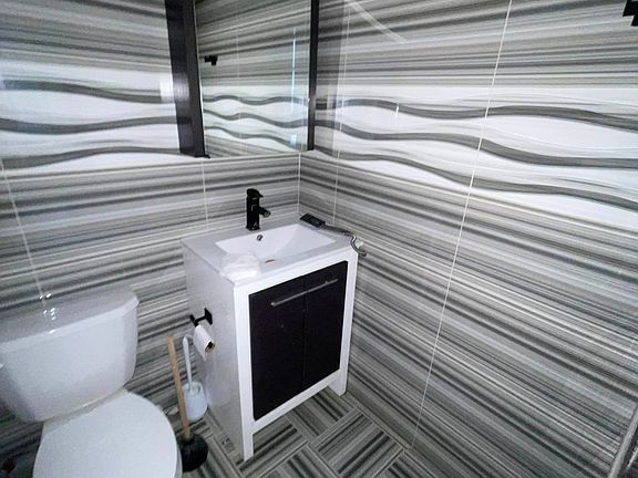 4th image of 930 De Kalb Ave #108