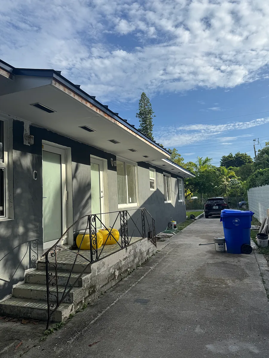 Building Photo - 160 NW 45th St #S
