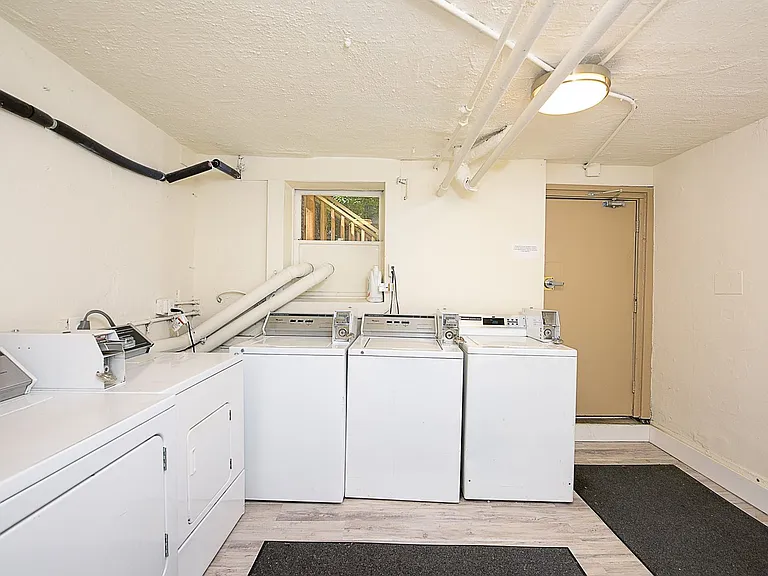 Queen Anne Court — Photo 16