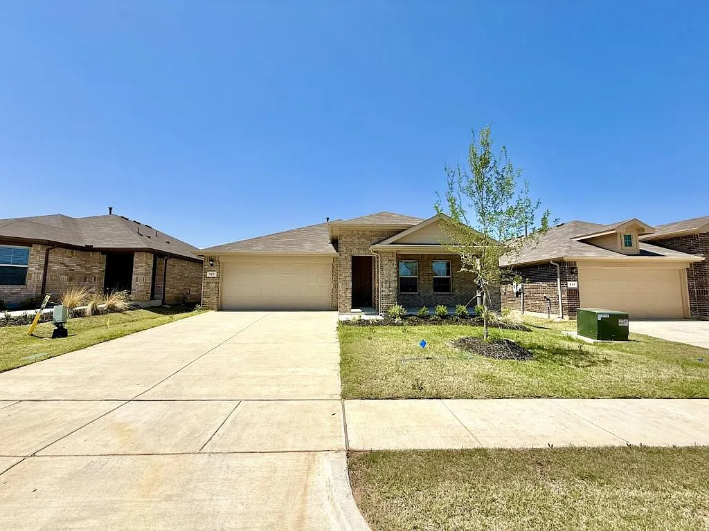 521 Bronze Cir W — Photo 2