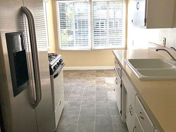2nd image of 913 W 19th St #A