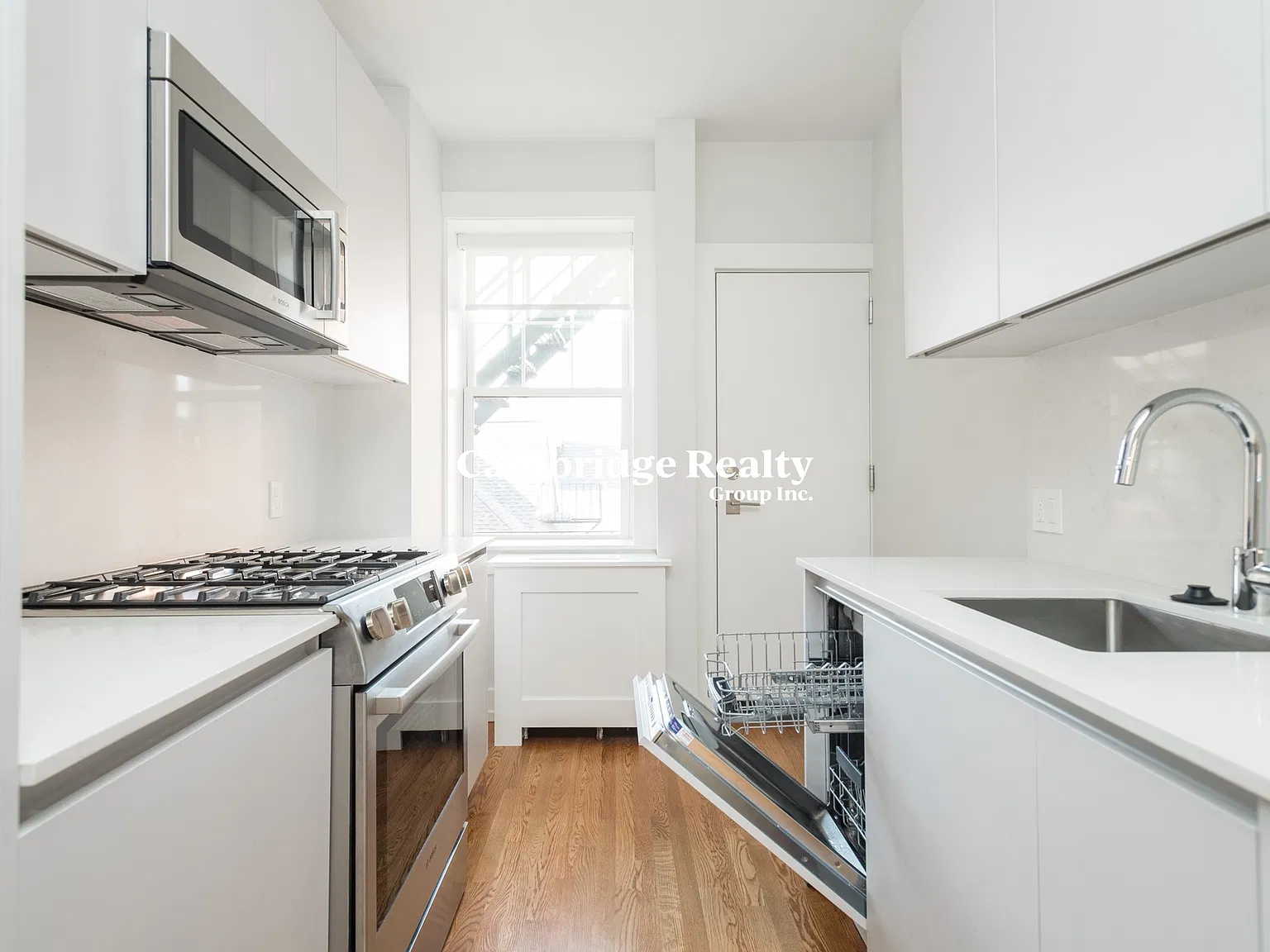1 bed, 1.0 bath, 730 sqft, $3,300 — Photo 2