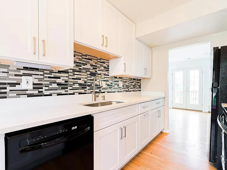 4827 Chevy Chase Dr — Photo 14