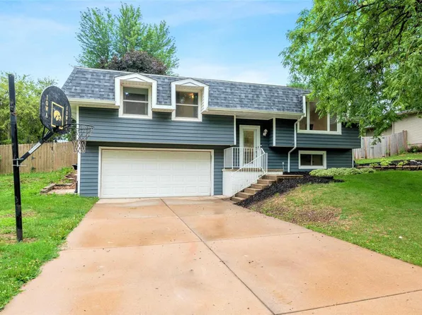 310 S Parkview Dr, Eldridge, IA 52748