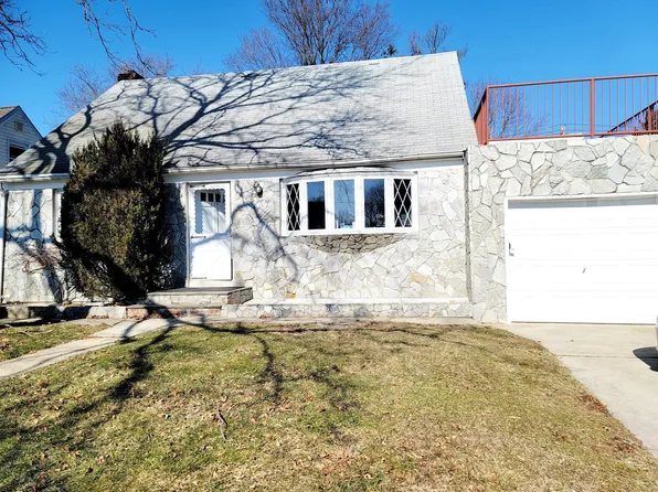 113 Old Farm Rd N, New Hyde Park, NY 11040