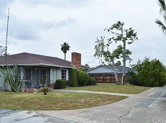 Front yard with a fantastic circular driveway.