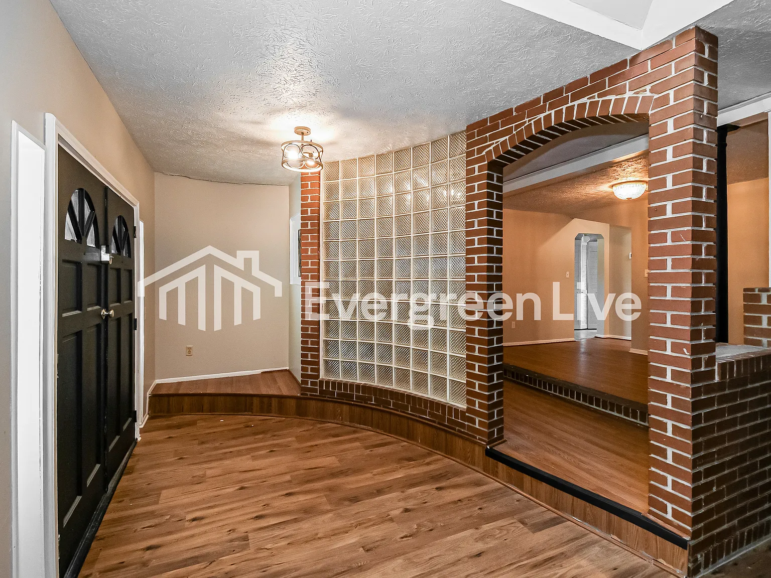 3 bed, 2.0 bath, 2200 sqft, $1,345 — Photo 3