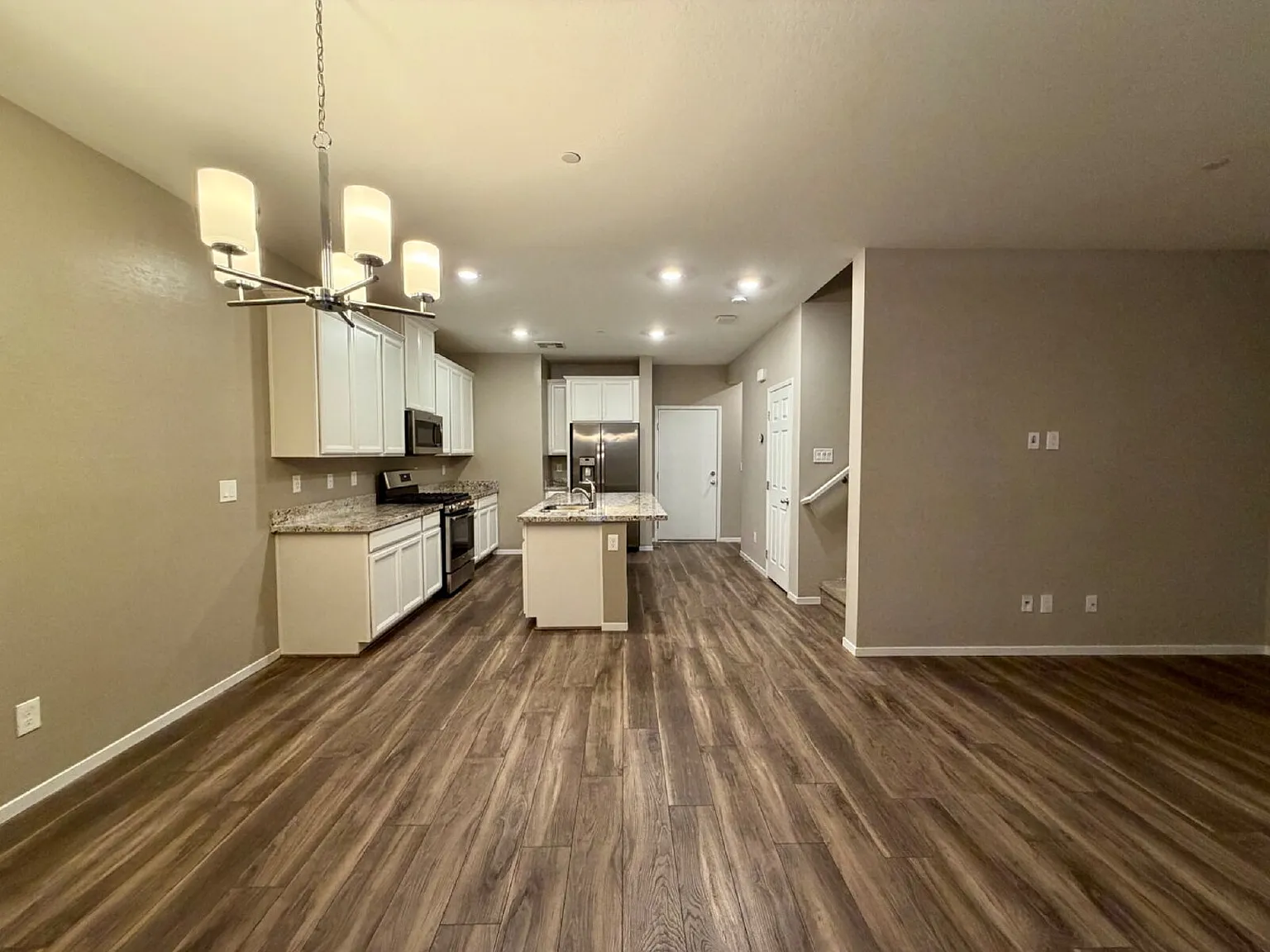 3 bed, 2.5 bath, 1779 sqft, $1,995 — Photo 3