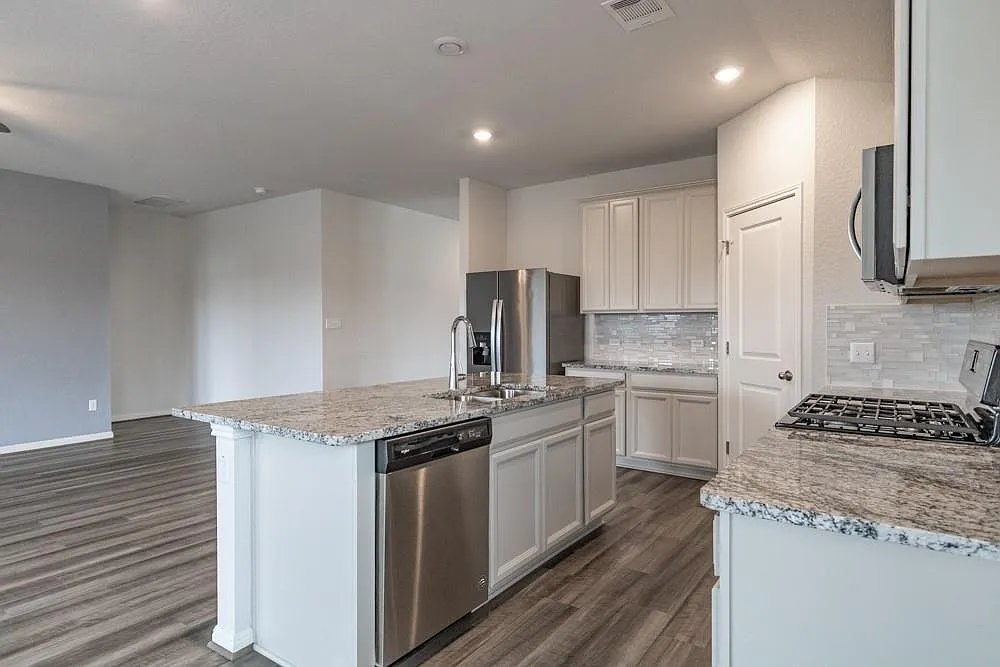 4 bed, 3.0 bath, 2205 sqft, $2,300 — Photo 4