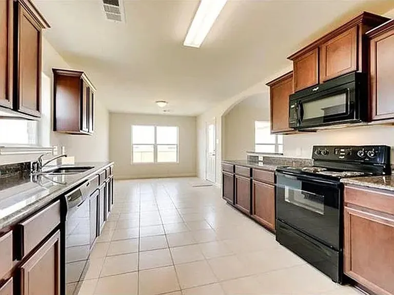 1323 Chapman Dr — Photo 13