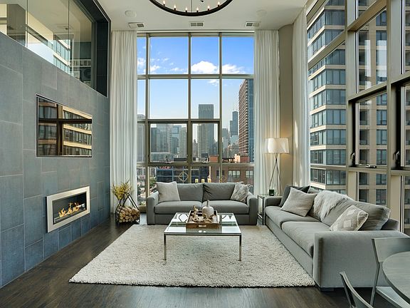 2nd image of 150 W Superior St APT 1005