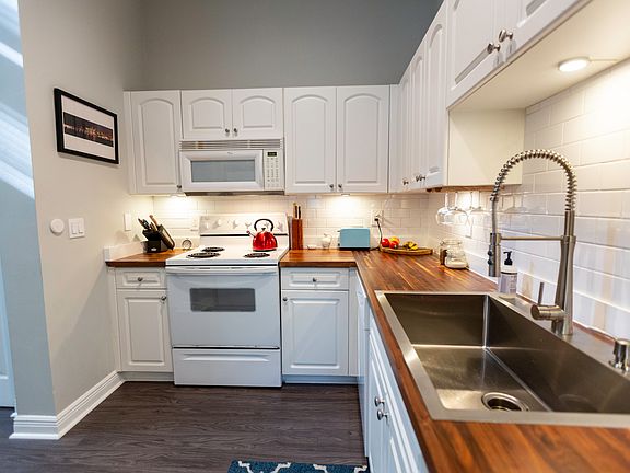 2nd image of 2615 Venetian Dr