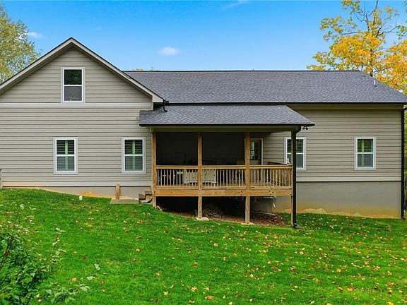 4th image of 221 Windsor Way