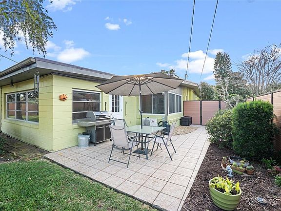 2nd image of 1101 Catalpa Ln
