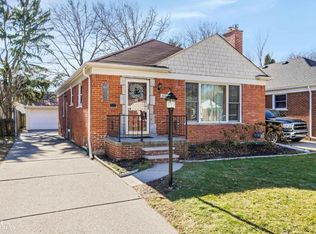 2005 Hollywood Ave, Grosse Pointe Woods, MI 48236
