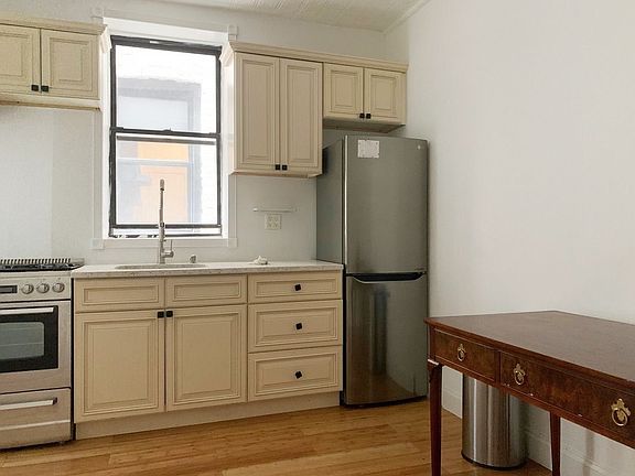 4th image of 438 W 47th St #1R