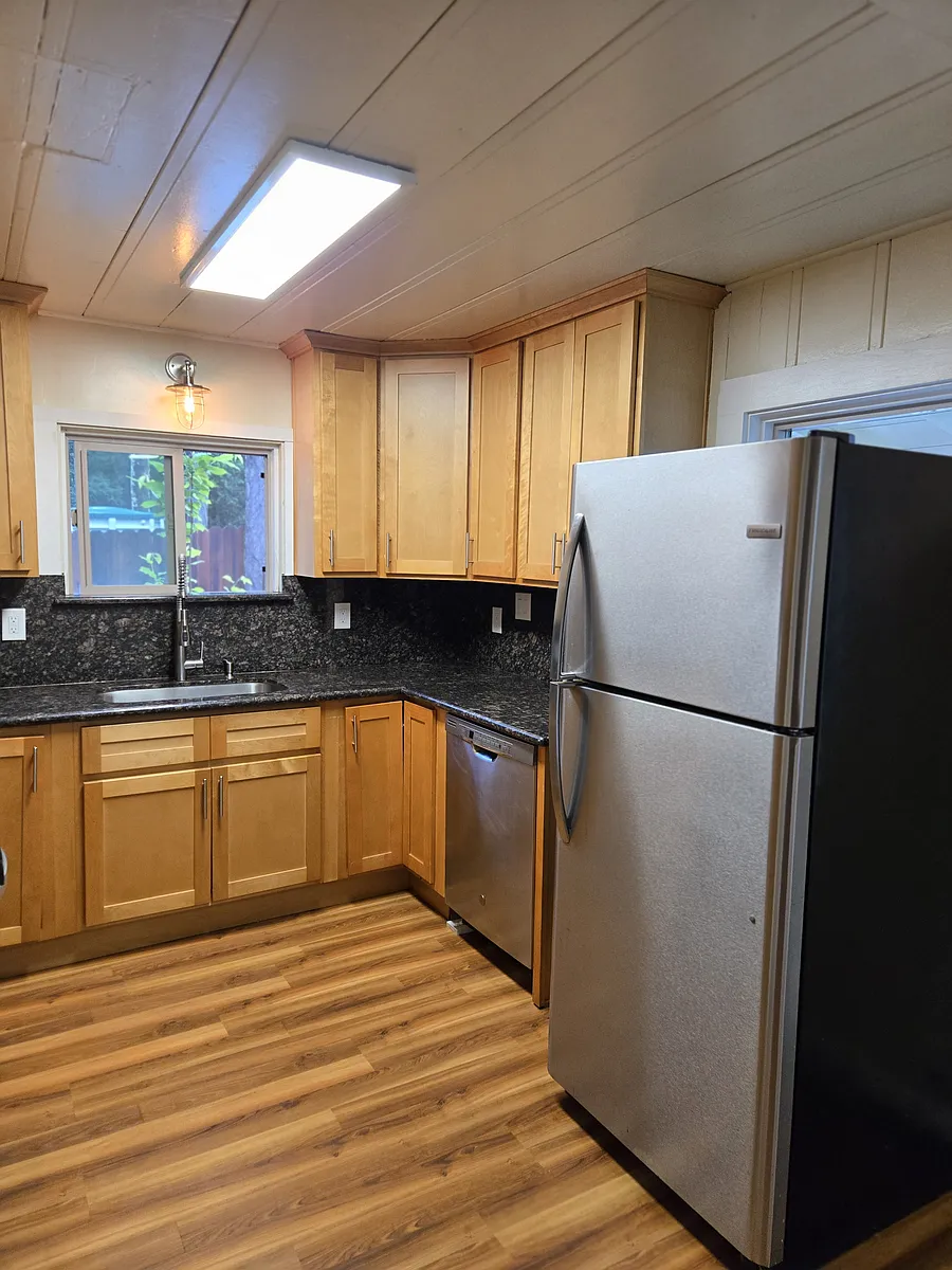 Building Photo - 560 Madrona Ave