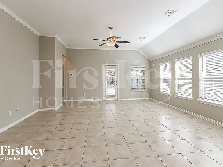 2342 Sugar Crest Dr — Photo 3