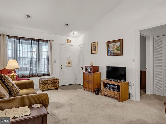 3rd image of 26 Southpoint Dr