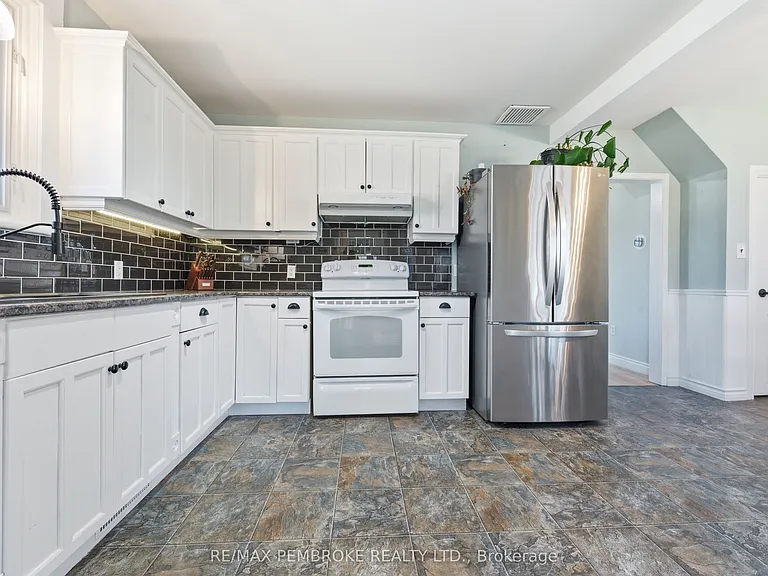 566 Perth St — Photo 26