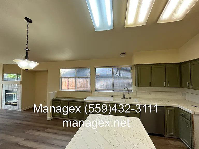 5584 W Chennault Ave — Photo 7