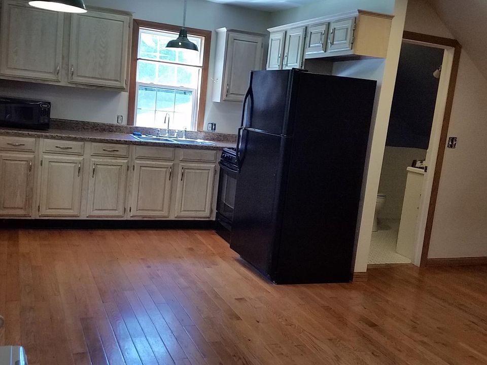 Hardwood floors/whitewashed oak cabinets