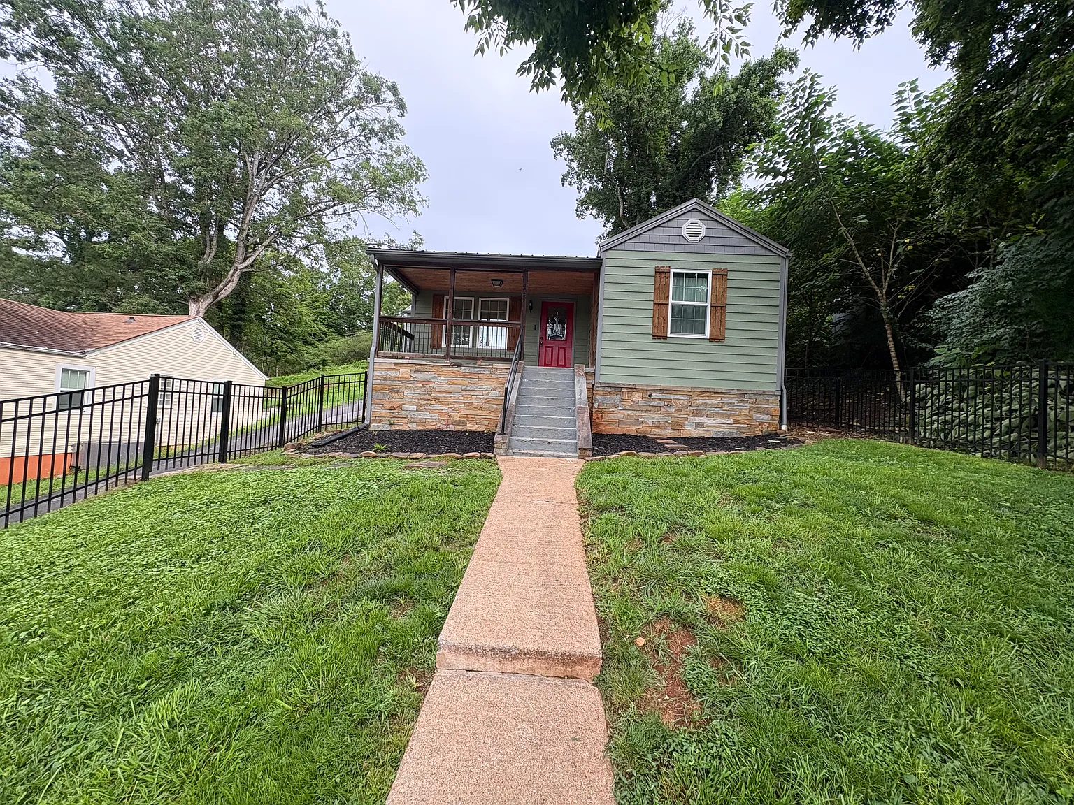 3 bed, 1290 sqft, $1,975 — Photo 2
