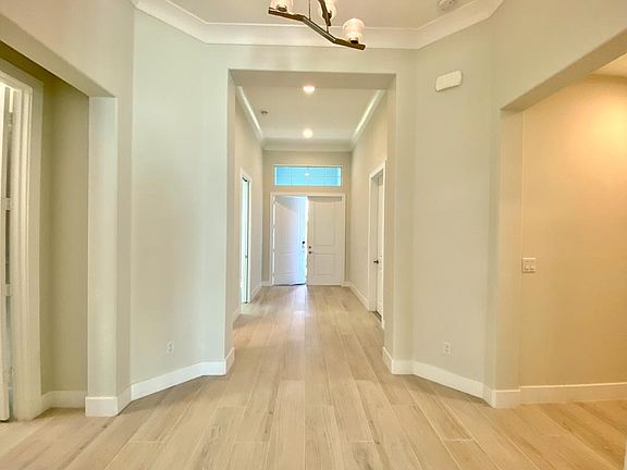 5th image of 980 Saint James Ln