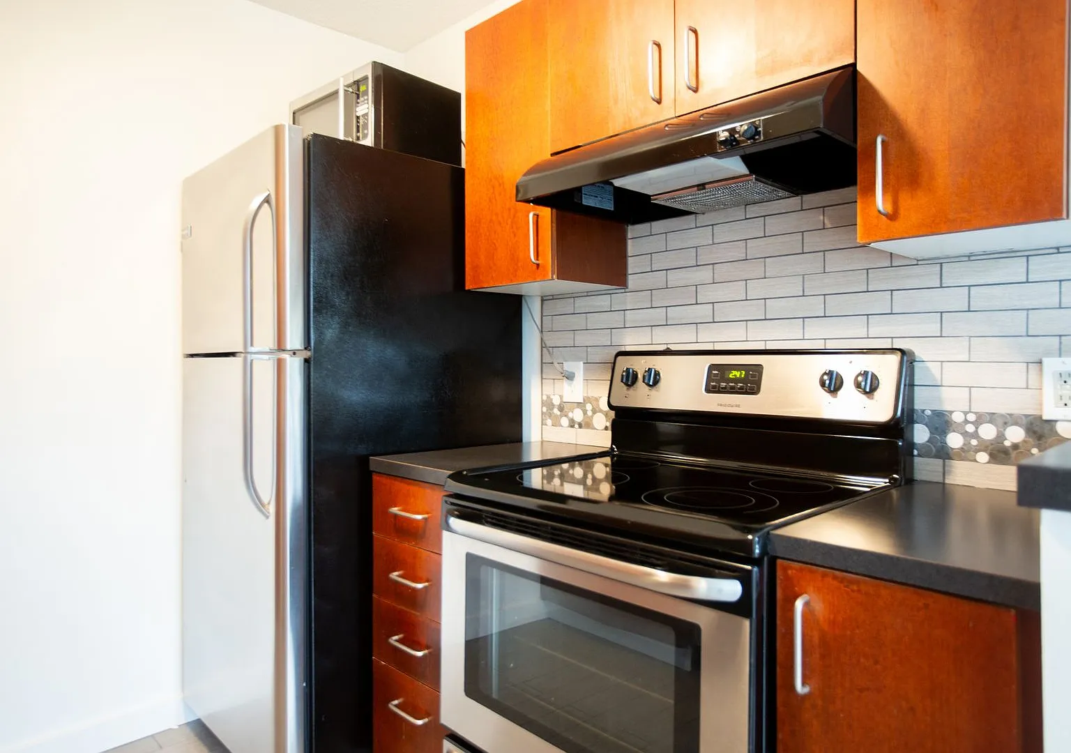Goose Hollow 1 Bedroom Available Now ! — Photo 4