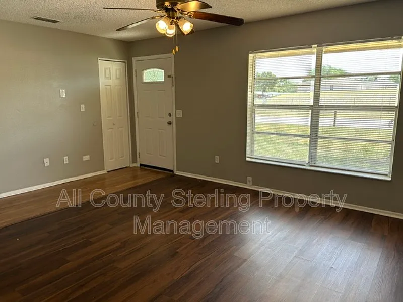 4 bed, 1.5 bath, 1300 sqft, $1,790 — Photo 1