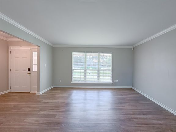 3rd image of 7833 Maclean Rd