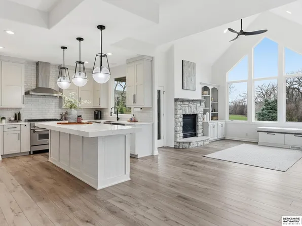 21505 Walnut St, Elkhorn, NE 68022