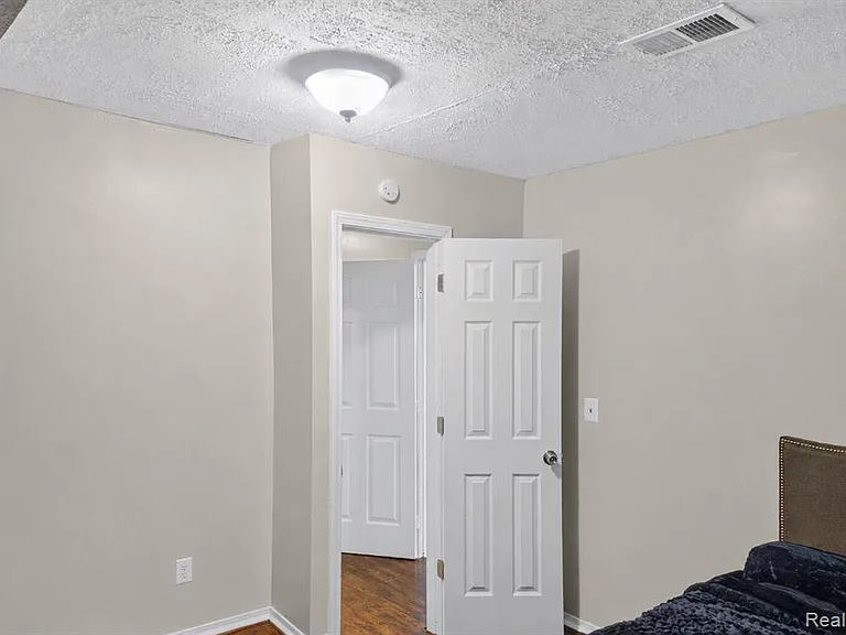1930 W Williams Cir — Photo 16