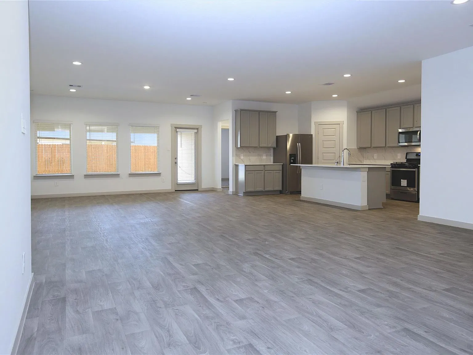 5 bed, 3.0 bath, 2607 sqft, $2,650 — Photo 4