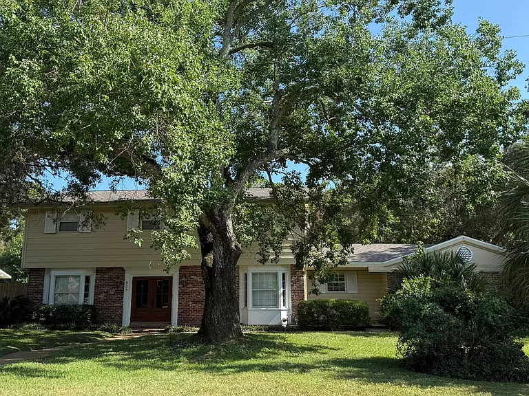 905 Poinciana Dr — Photo 2