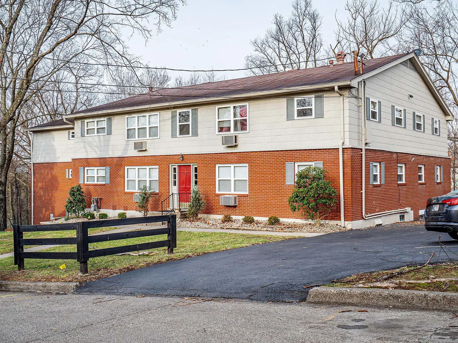 Lindsay Court Apartments — Photo 2