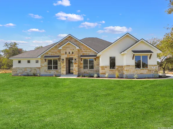 196 Crescent Ridge, Adkins, TX 78101