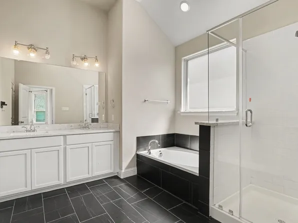 2806 Grand Lookout Ln, Arlington, TX 76001