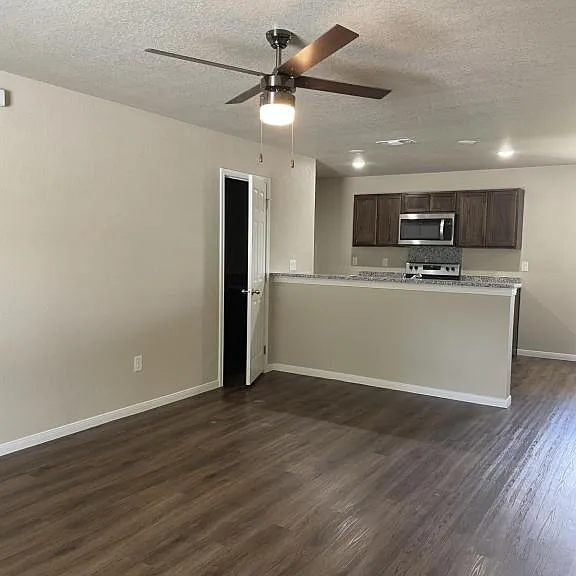 512 Raymond St — Photo 3