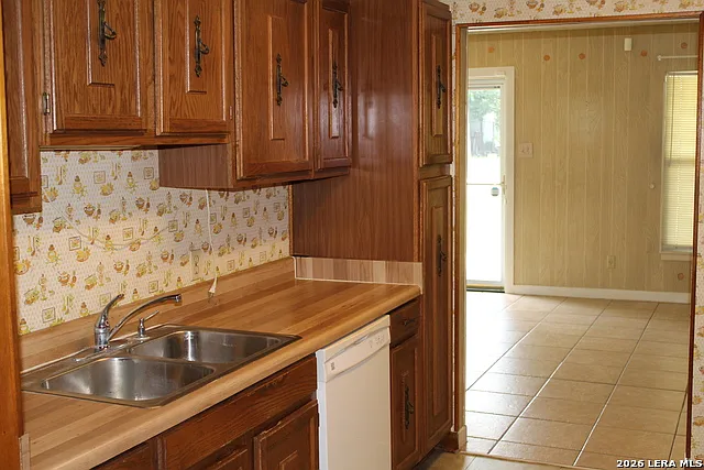 3 bed, 2.0 bath, 1125 sqft, $1,400 — Photo 3