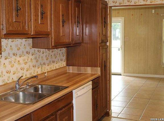 3rd image of 3627 W Poplar St