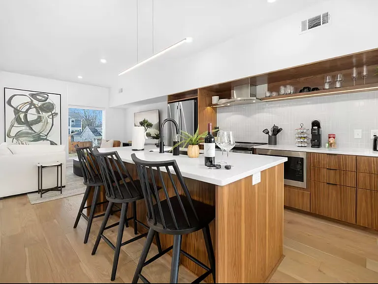 406 SE G St — Photo 2