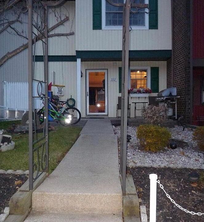 1st image of 222 Westbury Ct
