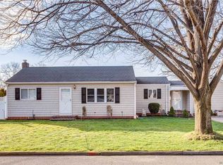 11 Willetts Pl, Huntington Station, NY 11746