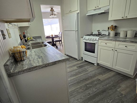 2nd image of 28 Oakwood Dr